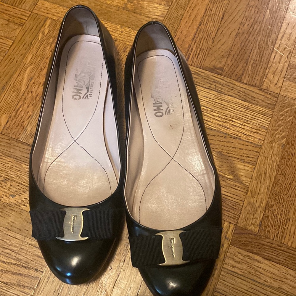 COPY - SALVATORE FERRAGAMO BLACK LEATHER ROUND TOE FLATS
